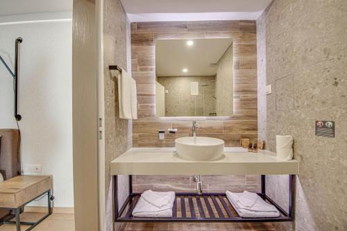 een badkamer met een wastafel en een spiegel bij Olive Villas Beach Hotel in Sozopol