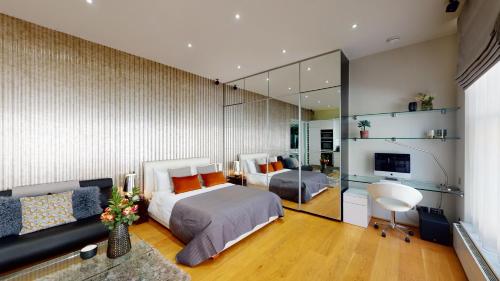 Una televisión o centro de entretenimiento en The Harrington - Gloucester Road - 3 Harrington Gardens