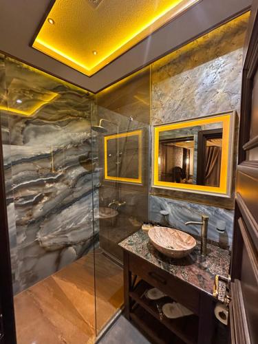 y baño con ducha acristalada y lavamanos. en Robevski luxury rooms, en Bitola