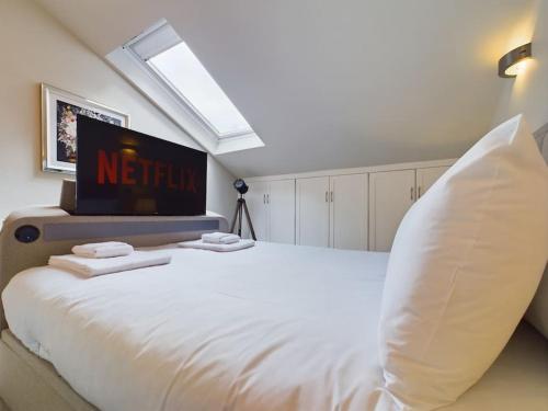 Gallery image of The Hideout King Bed/w TV Free Parking in Cheltenham