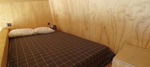 - une petite chambre avec un lit et deux oreillers dans l'établissement Refugio do Carrascal, à Tomar