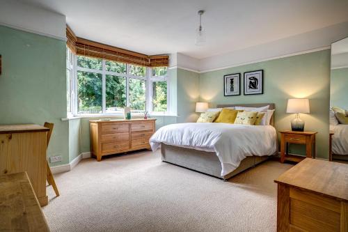 um quarto com uma cama e uma janela em Manor Road em Stratford-upon-Avon