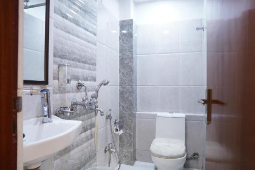uma casa de banho com um WC e um lavatório em Hotel Emirates em Calcutá