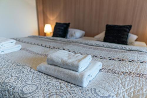 Una cama o camas en una habitación de Hotel Garni