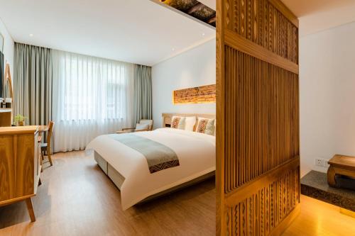 Una cama o camas en una habitación de Yoba Boutique Hotel
