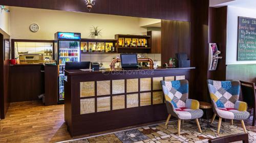The lounge or bar area at Hotel Garni