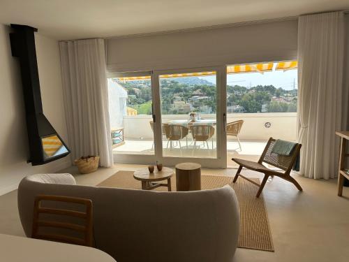 un salon avec un canapé et une salle à manger dans l'établissement Cosy2stay Moncayo Golf Apartememt, à Altea