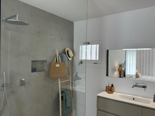 une salle de bain avec douche et lavabo dans l'établissement Cosy2stay Moncayo Golf Apartememt, à Altea