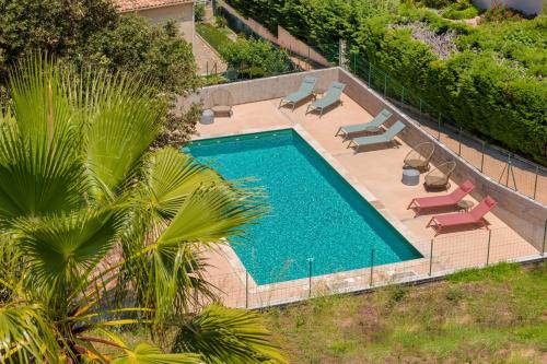 an overhead view of a swimming pool with chaises and chairs at Résidence Ochji di Mare in Propriano