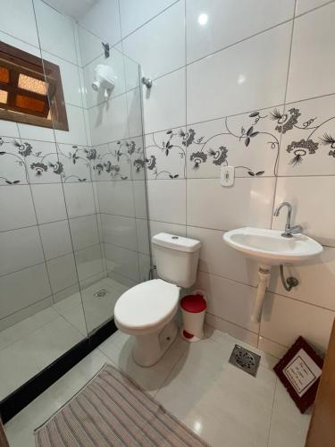 een badkamer met een toilet en een wastafel bij Kitnet - Apart Hotel 2 in Sete Lagoas