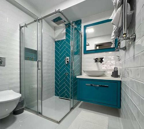 W łazience znajduje się szklana kabina prysznicowa i umywalka. w obiekcie Forever 21 Hotel w Stambule