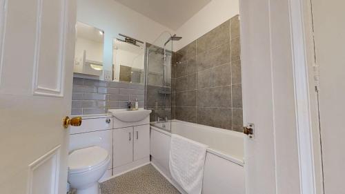 a bathroom with a sink and a toilet and a tub at The Bardwell in Oxford