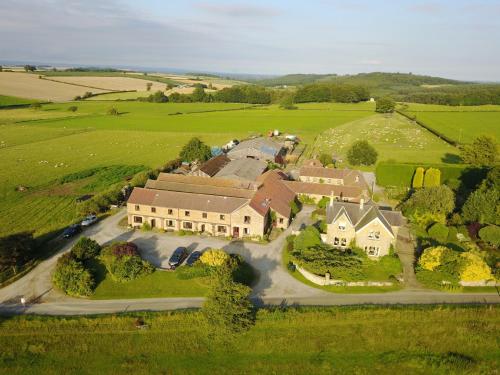 una vista aerea di una grande casa in un campo di Gilling Gap a York