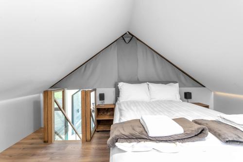 1 dormitorio con 1 cama en una tienda de campaña en Selfoss Modern Cabins en Selfoss