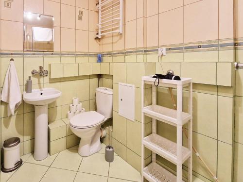 a bathroom with a toilet and a sink at Wicher Hel - mieszkanie blisko centrum in Hel