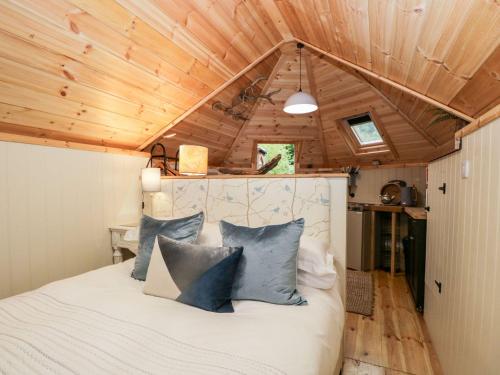 Oak في أولفيرستون: سرير في غرفة ذات سقف خشبي