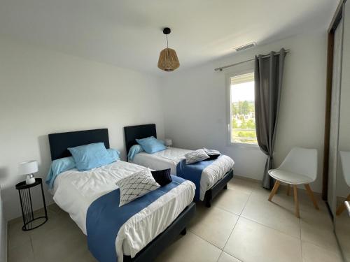 Ένα ή περισσότερα κρεβάτια σε δωμάτιο στο Val des Bruyères - gîte 15mn Pézenas avec terrasse et cour close - Parking privatif securisé - Wifi gratuit
