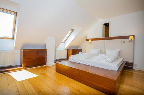 una camera con un grande letto di Luxury Apartment with balcony in Downtown a Budapest
