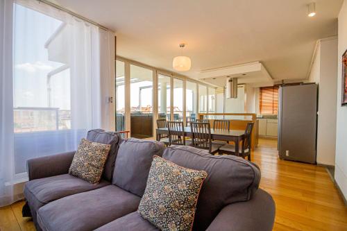 un soggiorno con divano e una sala da pranzo di Luxury Apartment with balcony in Downtown a Budapest