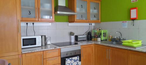 Køkken eller tekøkken på Guesthouse Veríssimo