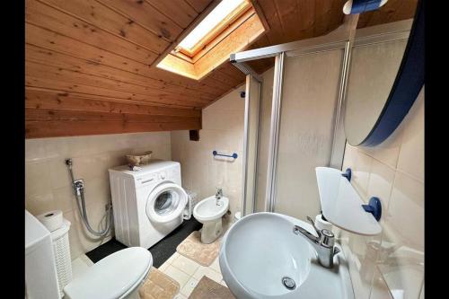 uma casa de banho com um lavatório e uma máquina de lavar roupa em Katty House - Dizzasco Lake Como em Muronico