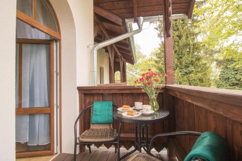 a balcony with a table and chairs and a window at Apartamenty Dębowa 3 in Polanica-Zdrój