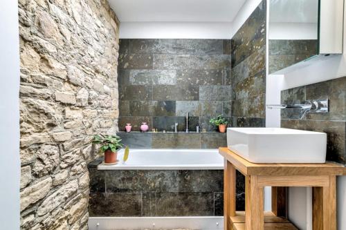 bagno con lavandino e parete in pietra di Port Meadow View a Oxford
