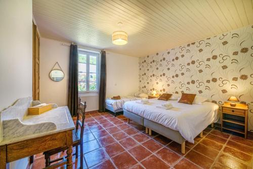 Le Domaine de Stellac في Castelmoron-sur-Lot: غرفة نوم بسريرين ومغسلة فيها