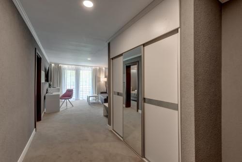 a hallway of a hotel room with a mirror at Hotel Roberto Slanic Prahova in Slănic