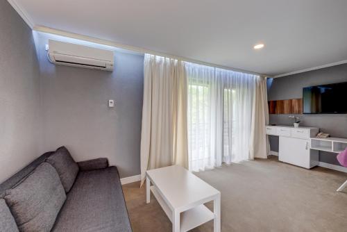 a living room with a couch and a table at Hotel Roberto Slanic Prahova in Slănic