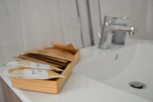 un bancone del bagno con lavandino e lavandino di Crystal B&B a Napoli