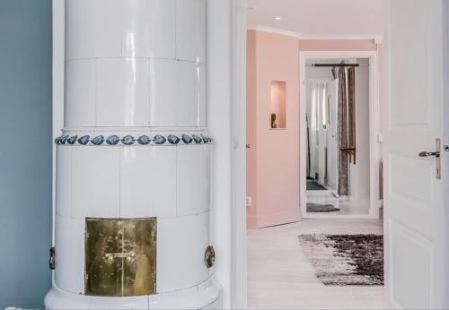 Et badeværelse på Stor och lyxig villa mitt i Visby innerstad