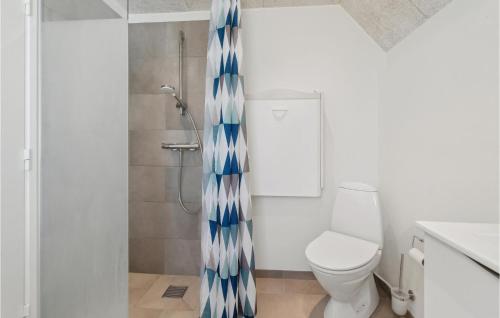 uma casa de banho com um WC e um chuveiro em Beautiful Home In Hadsund With Kitchen em Hadsund