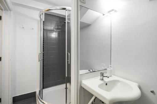 Koupelna v ubytování WHome Central 2-Bedroom Loft perfect to Explore Lisbon