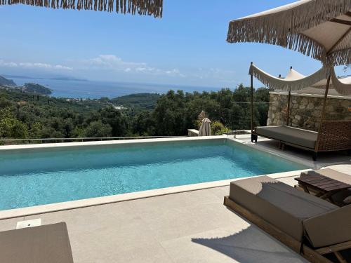 - une piscine avec vue sur l'océan dans l'établissement Goldeneye luxury Villas, à Parga