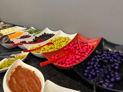 un tavolo sormontato da ciotole di diversi tipi di frutta di Poyraz Hotel Uzungöl a Uzungöl