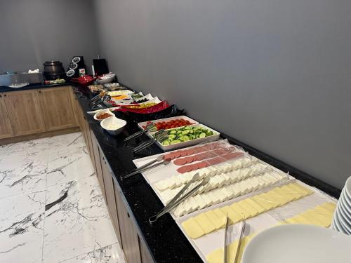 una linea a buffet con molti tipi diversi di cibo di Poyraz Hotel Uzungöl a Uzungöl