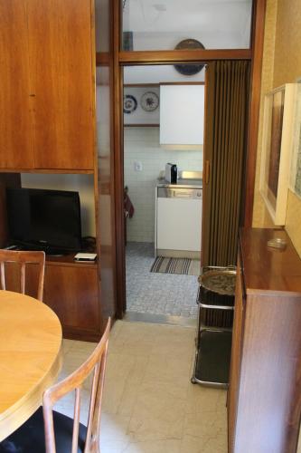 a kitchen and dining room with a table and a kitchen at L'appartamento della Stazione di Saronno in Saronno