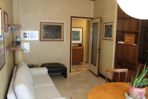 a living room with a white couch and a table at L'appartamento della Stazione di Saronno in Saronno