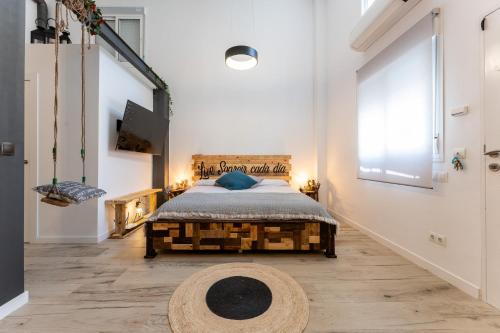 sypialnia z łóżkiem i dużym oknem w obiekcie MalagaSuite Huelin Urban Estudio w Maladze