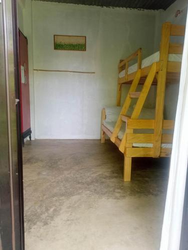 Katil dua tingkat atau katil-katil dua tingkat dalam bilik di Playa de Bombora Inn