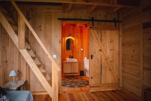 ein Zimmer mit einer Treppe in einer Holzhütte in der Unterkunft Bungalow Blue - Cabana de Madeira in Nazaré