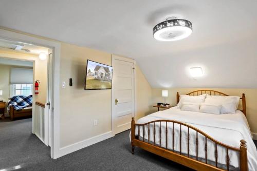 1 dormitorio con 1 cama grande con colcha blanca en Patty's Place en Frederick