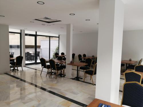 uma sala de reuniões com mesas, cadeiras e janelas em Nice Royal Suite em Istambul