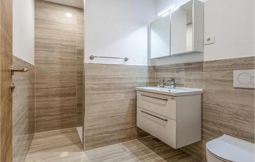 een badkamer met een toilet, een wastafel en een douche bij 2 Bedroom Awesome Home In Podgorje in Podgorje
