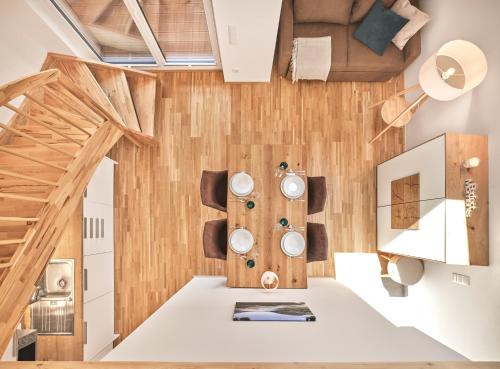 Habitación con paneles de madera, mesa y sofá. en Alpine Apartment Pia 6 - Bad Mitterndorf by AA Holiday Homes, en Bad Mitterndorf