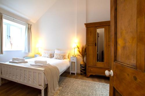 Un pat sau paturi într-o cameră la The Garden Suite Annex, Hoole by Rework Accommodation