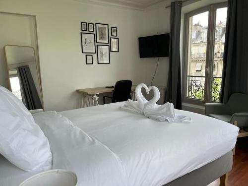 - une chambre dotée d'un lit blanc avec un cœur dans l'établissement Appart 6pers#Châtelet#Les Halles#Rivoli, à Paris