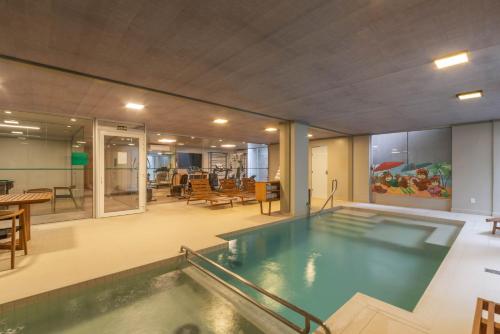 uma piscina no meio de um edifício em Hotel Laghetto Fratello em Gramado