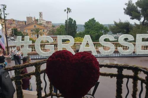 Foto dalla galleria di de 1 à 6 avec terrasse solarium, vue panoramique et parking gratuit a Grasse